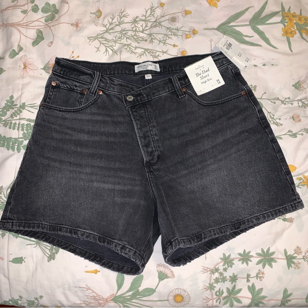 Abercrombie & Fitch curve love Washed Black Asymmetric
Dad Short
